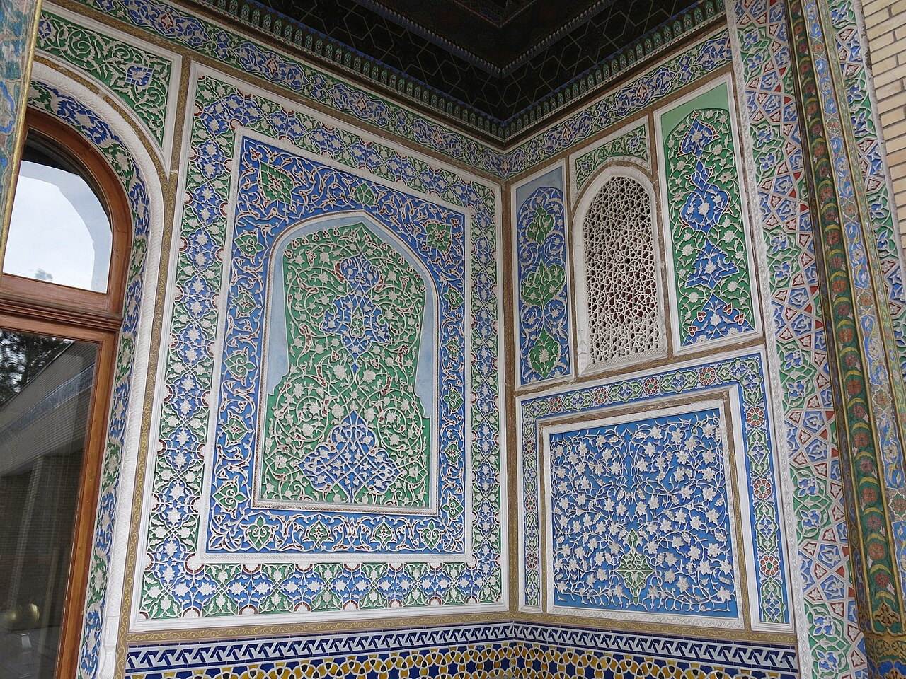 Amaliy sanʼat muzeyi, Toshkent: oʻyilgan boʻyalgan ganch. Foto: Enric, CC BY 4.0